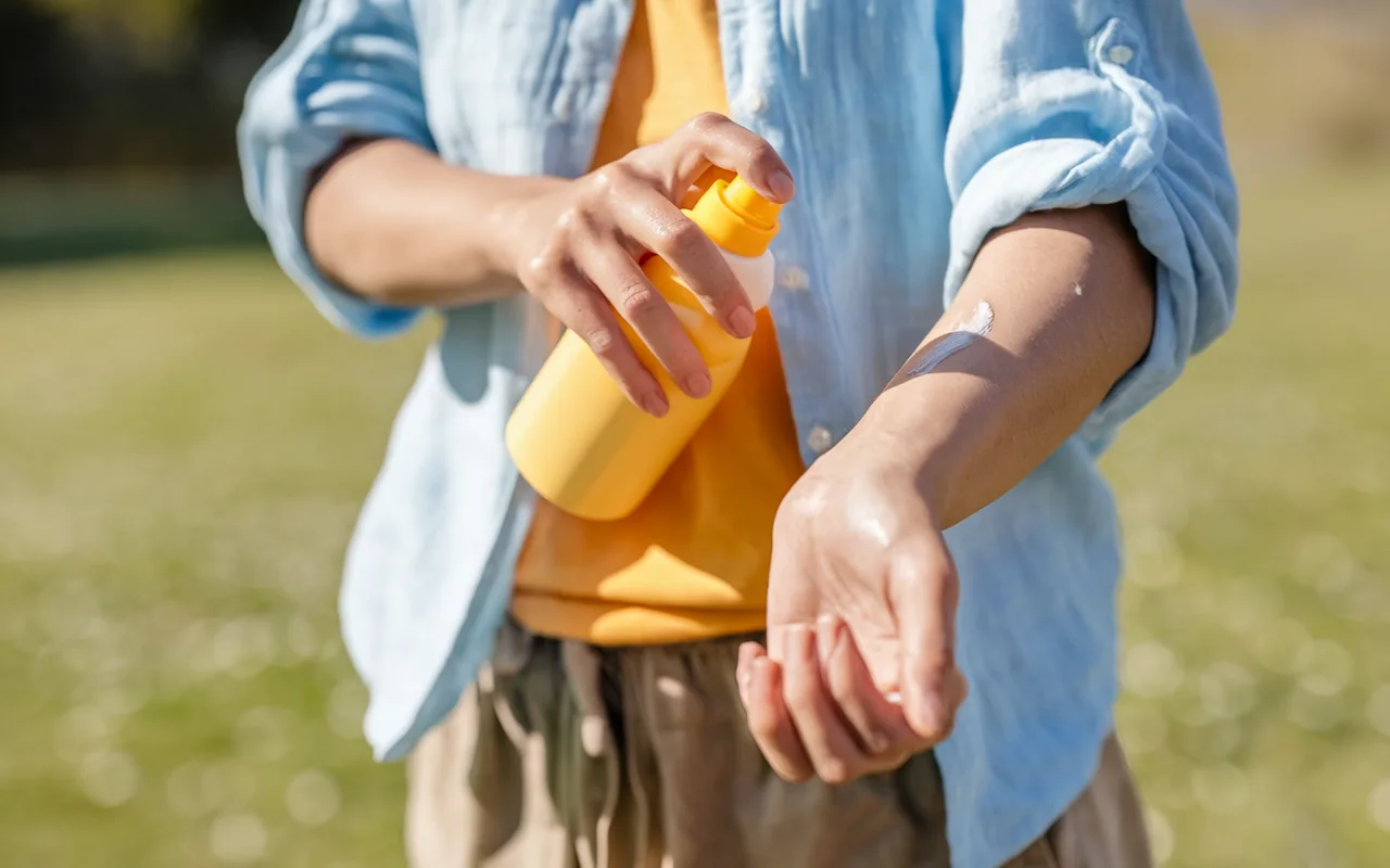 Dermatolog : gest, który robię przed wyjściem, a mało kto wie, co wtedy „widzą” komary